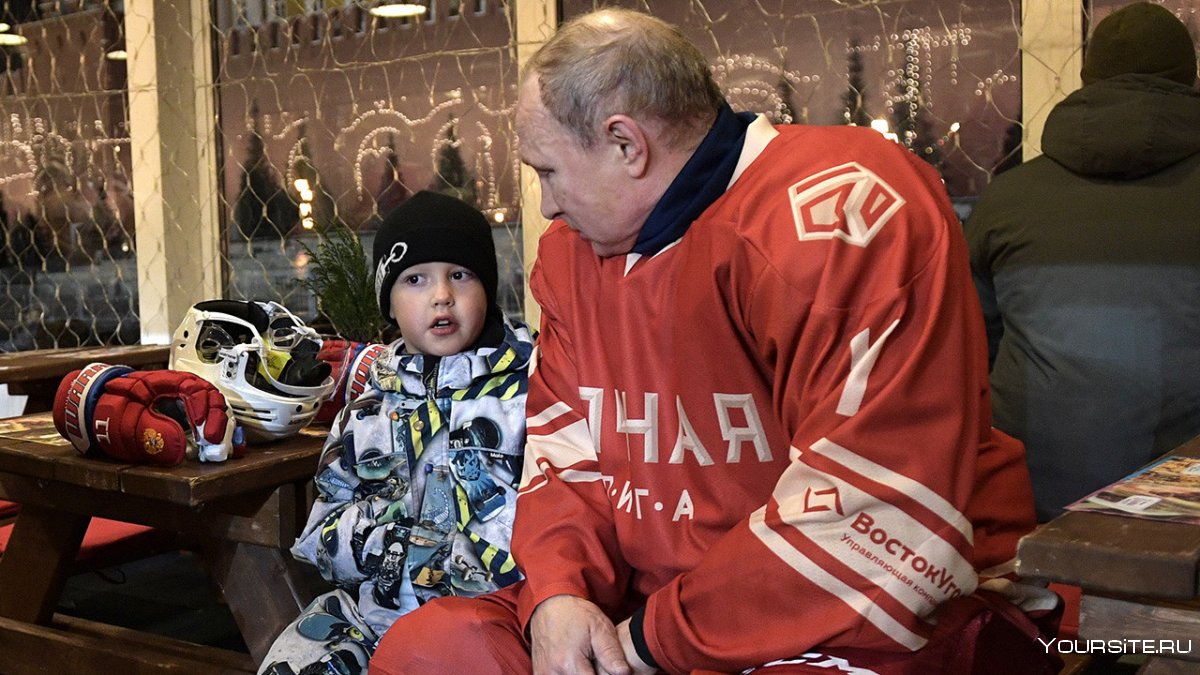 Путин сыграл в хоккей на красной площади
