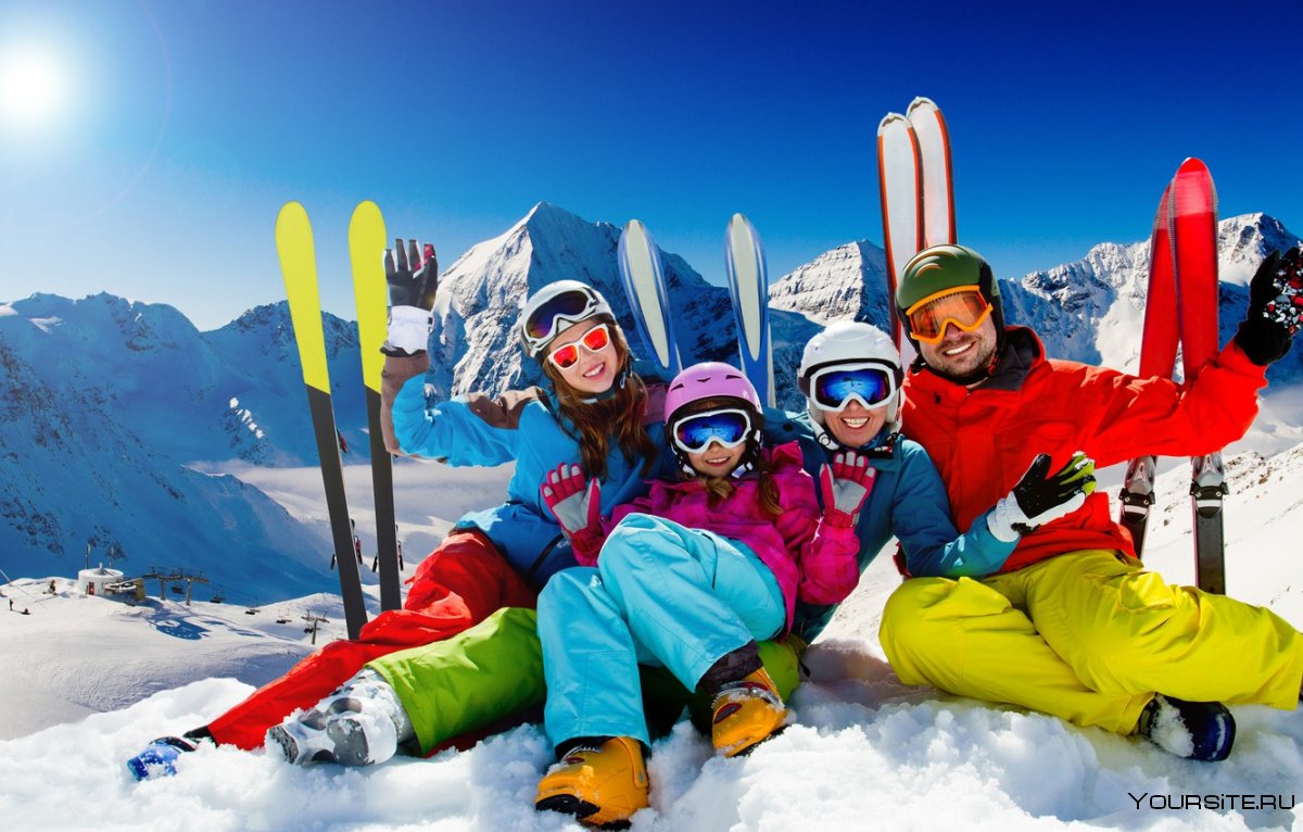 Семья в горах на лыжах