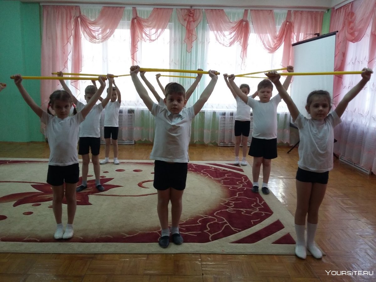 Семья занимается спортом