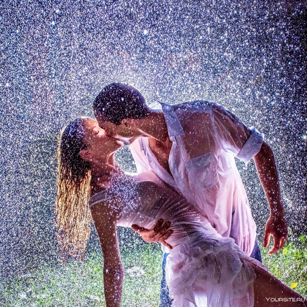 Парень и девушка танцуют под дождем