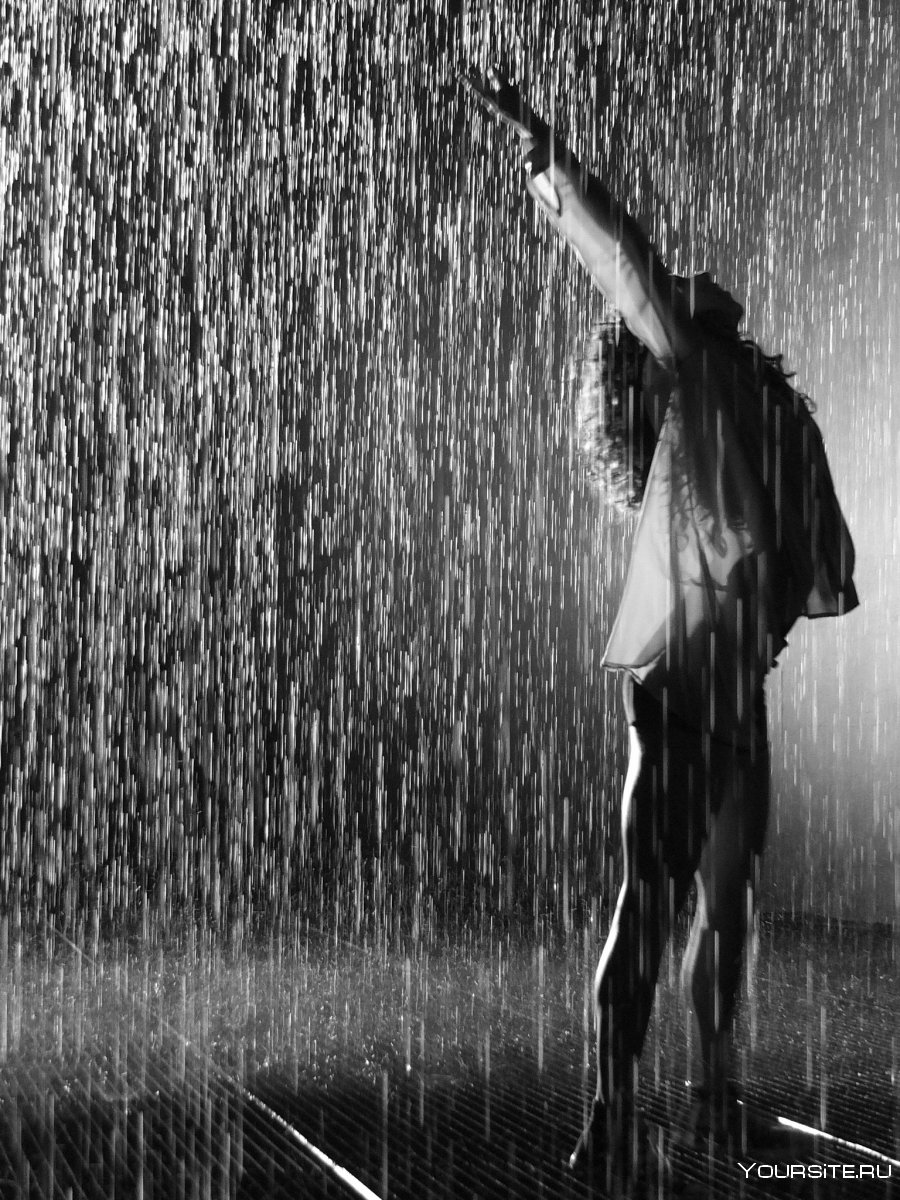 Двое танцуют под дождем