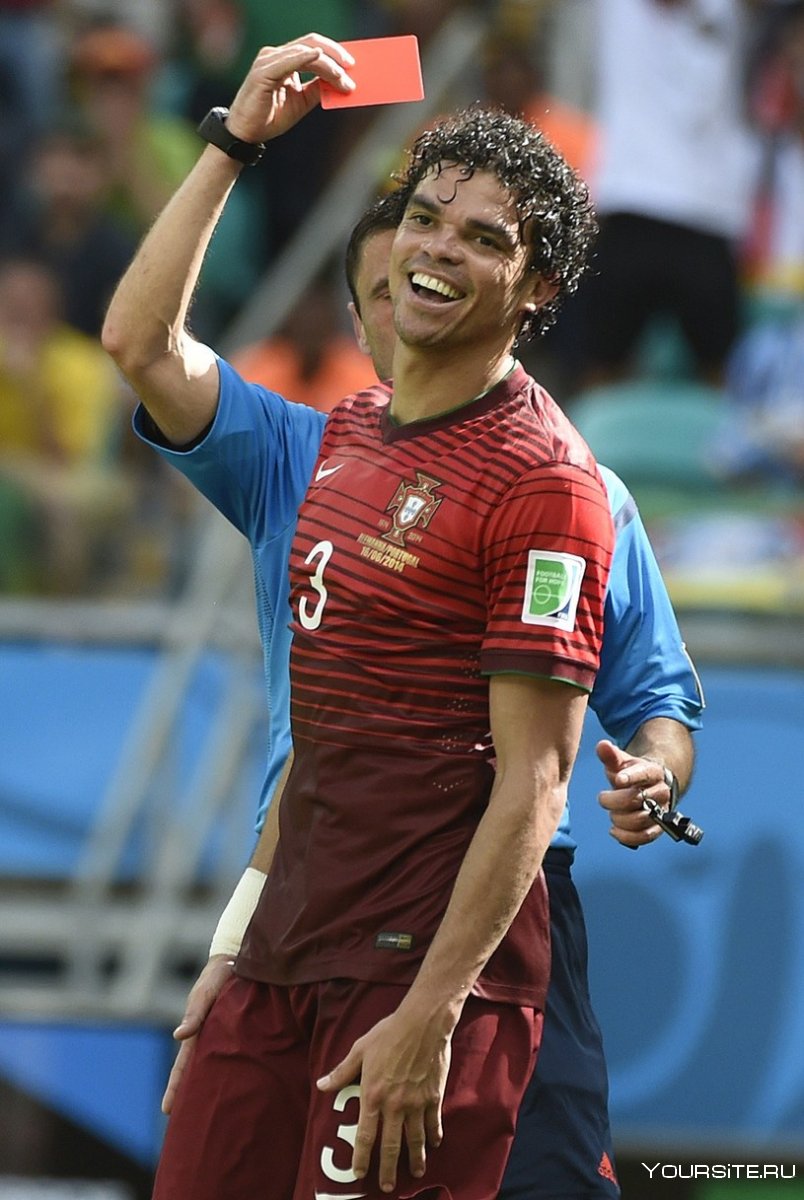 Футболист бегает без лица