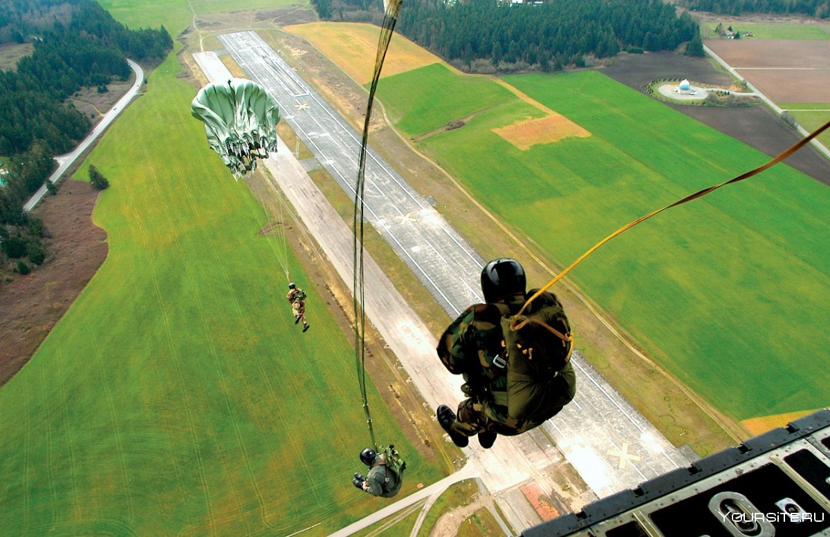 Десантники прыгают с парашютом фото