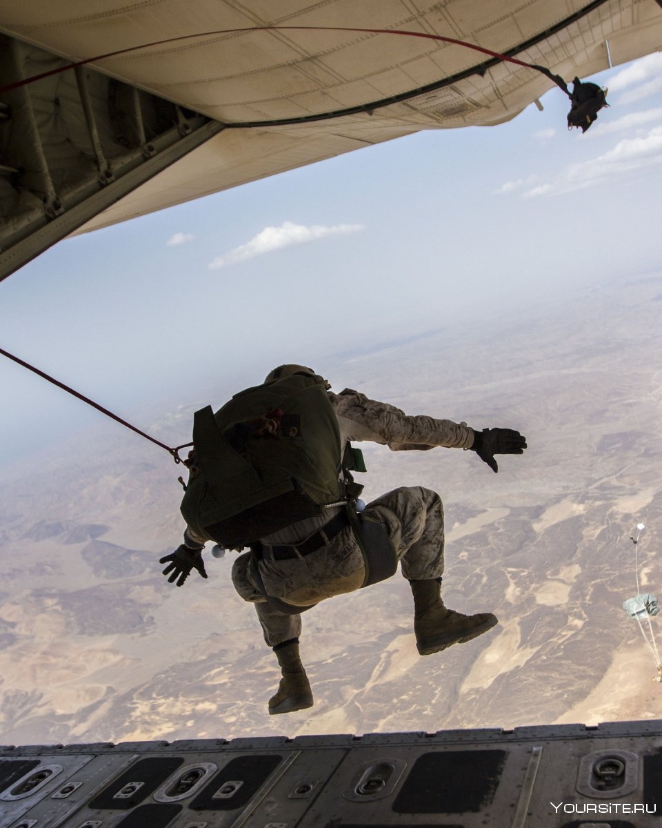 Военный прыжок с парашютом