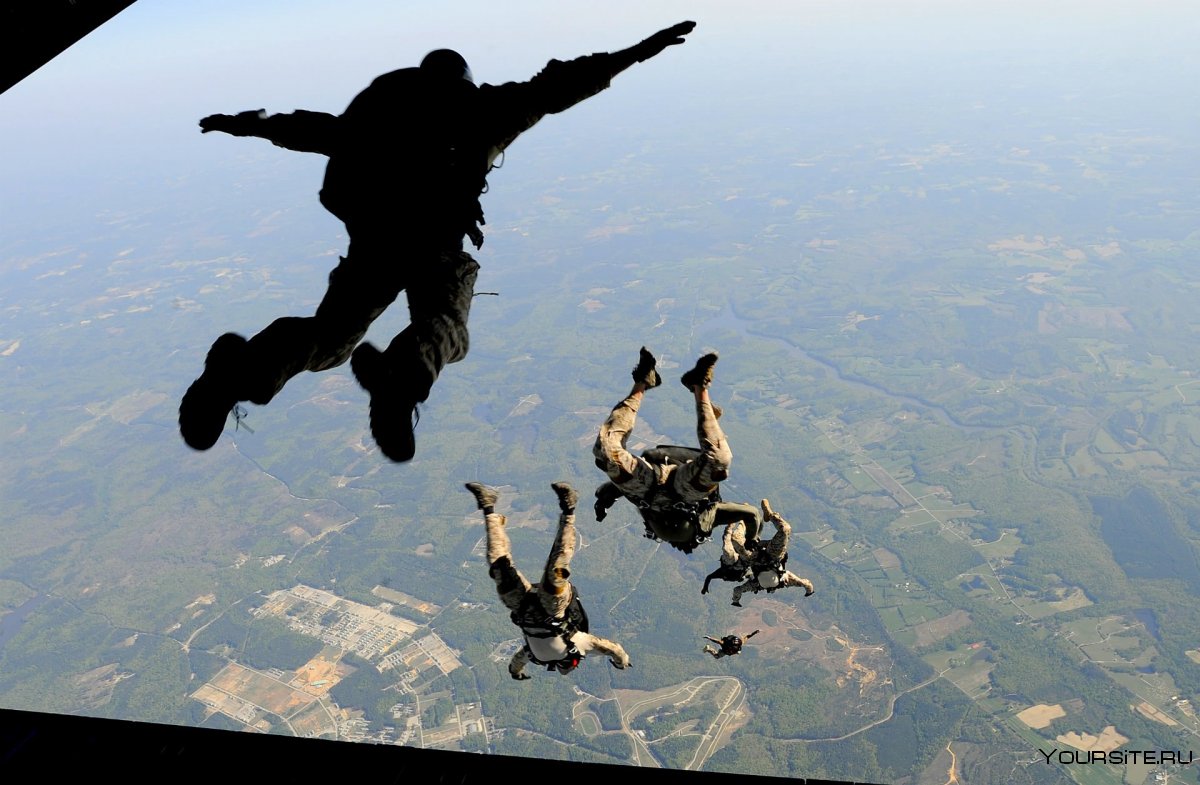 Десантники прыгают с парашютом