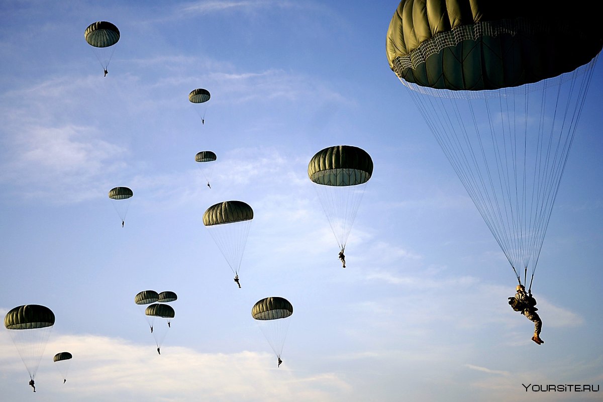 Десантники прыгают с парашютом