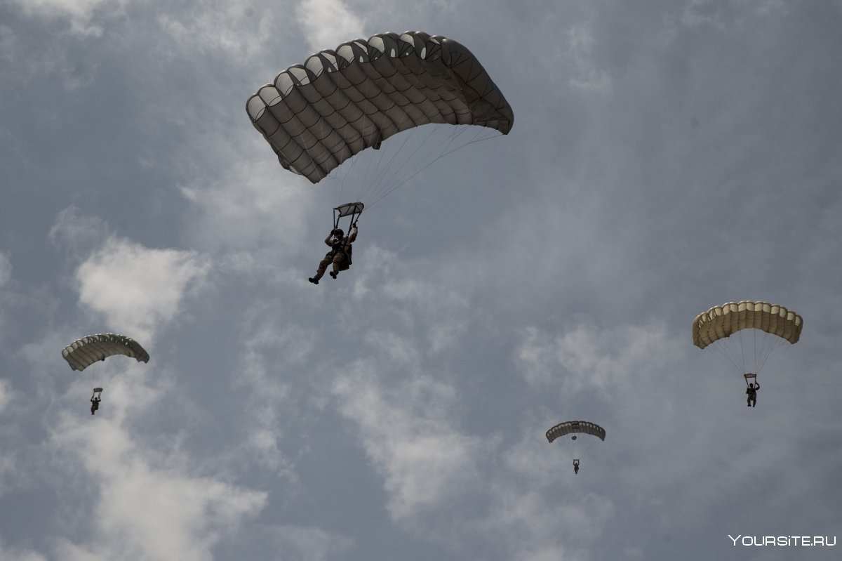 Военные парашютисты в небе