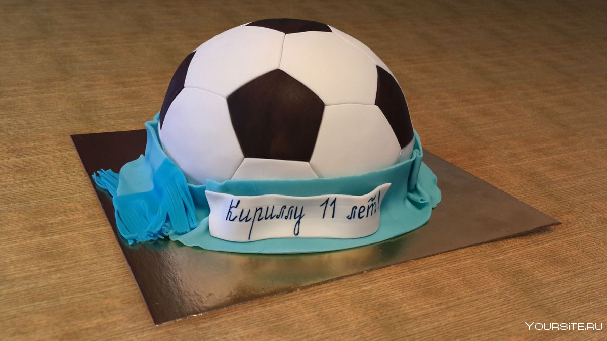 Торт с нарисованным футбольным мячом