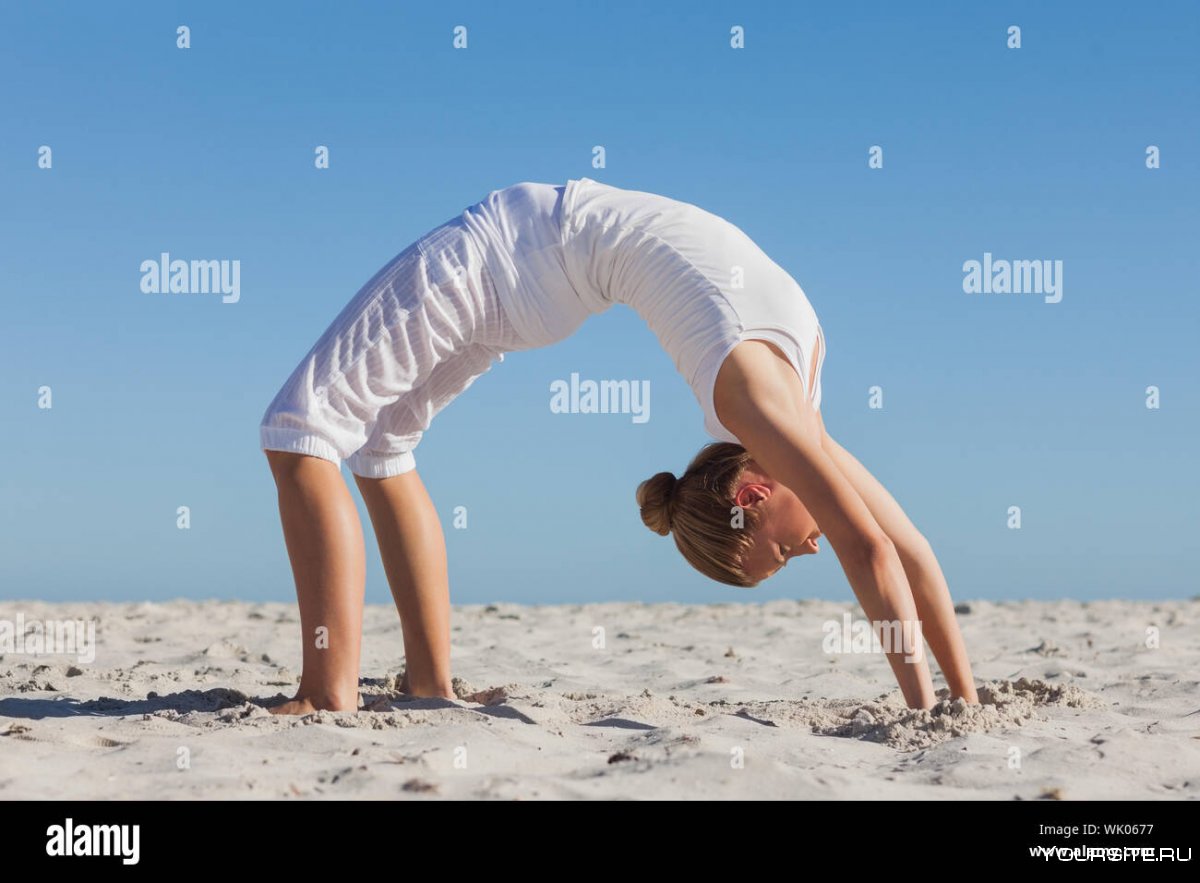 Девушка в позе краба