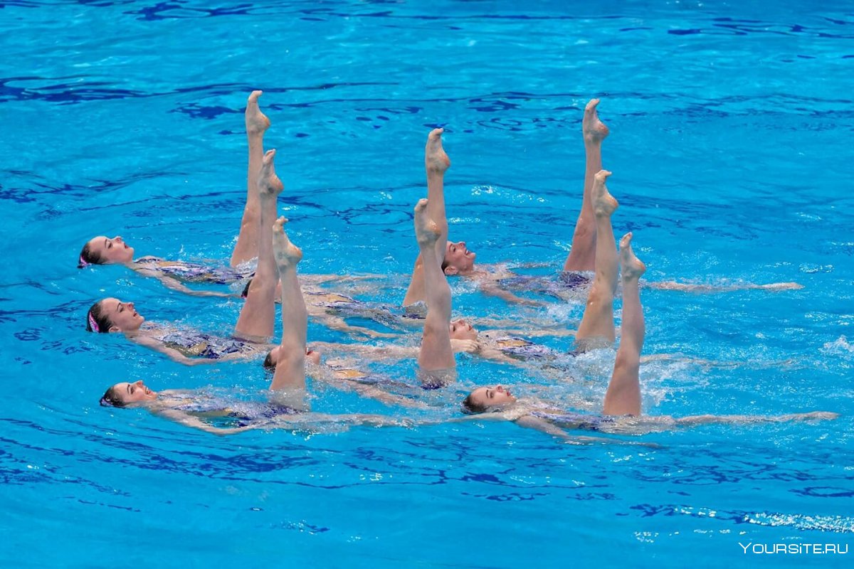 Синхронное плавание спортсменки