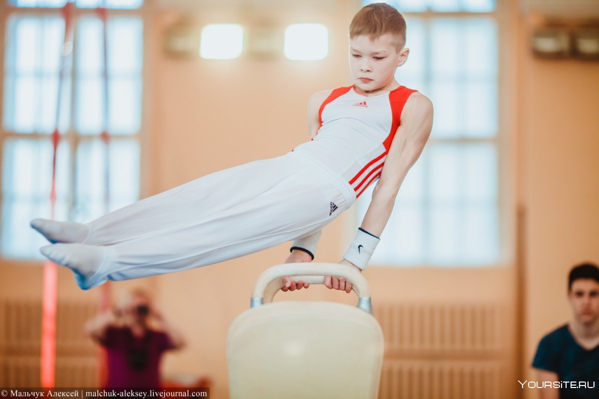 Мальчик гимнаст
