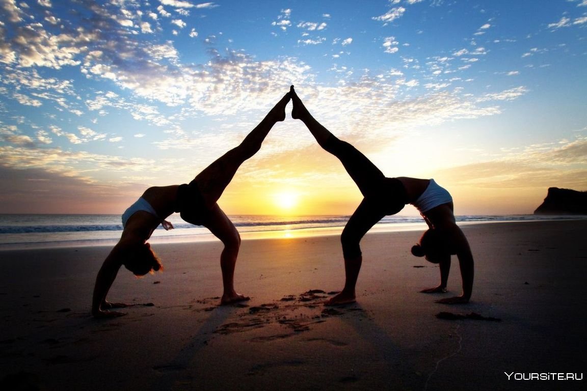 Парная йога на природе