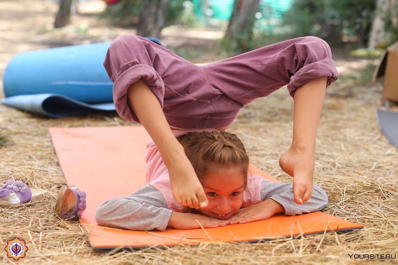 Летом будет 9 лет. Йога для детей. Дети йоги. Позы йоги для детей. Йога для девочек.