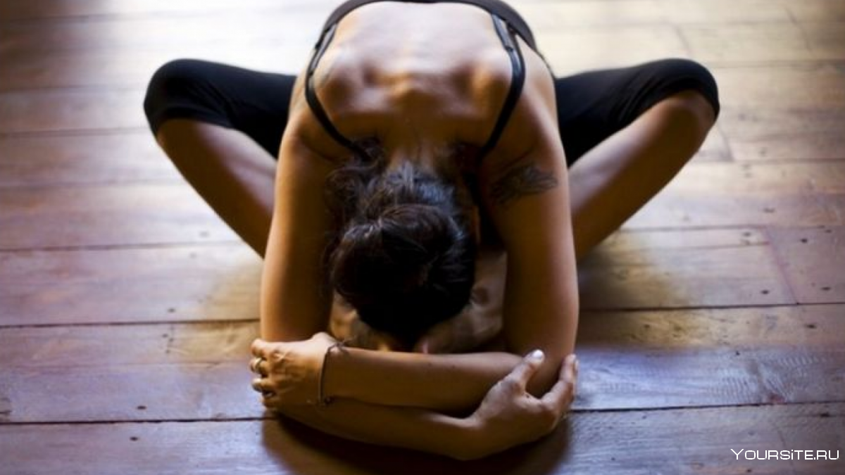 Красивое тело девушки в йоге
