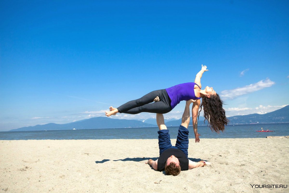 Парная йога на закате