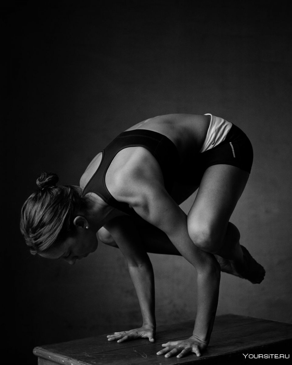 Фотосессия йога черно белая