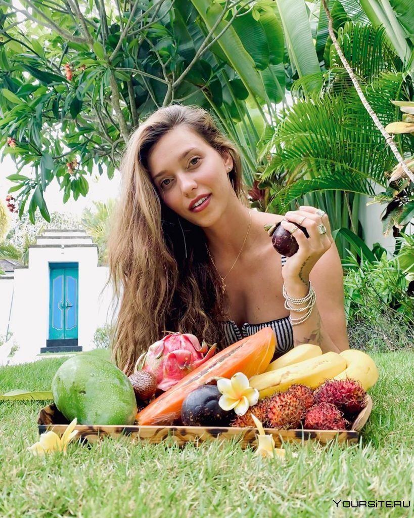 Регина Тодоренко в купальнике 2021