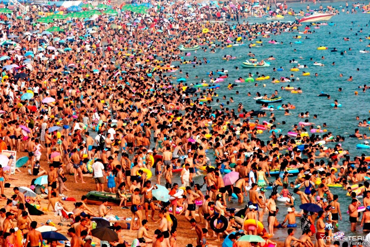 Много народу на пляже