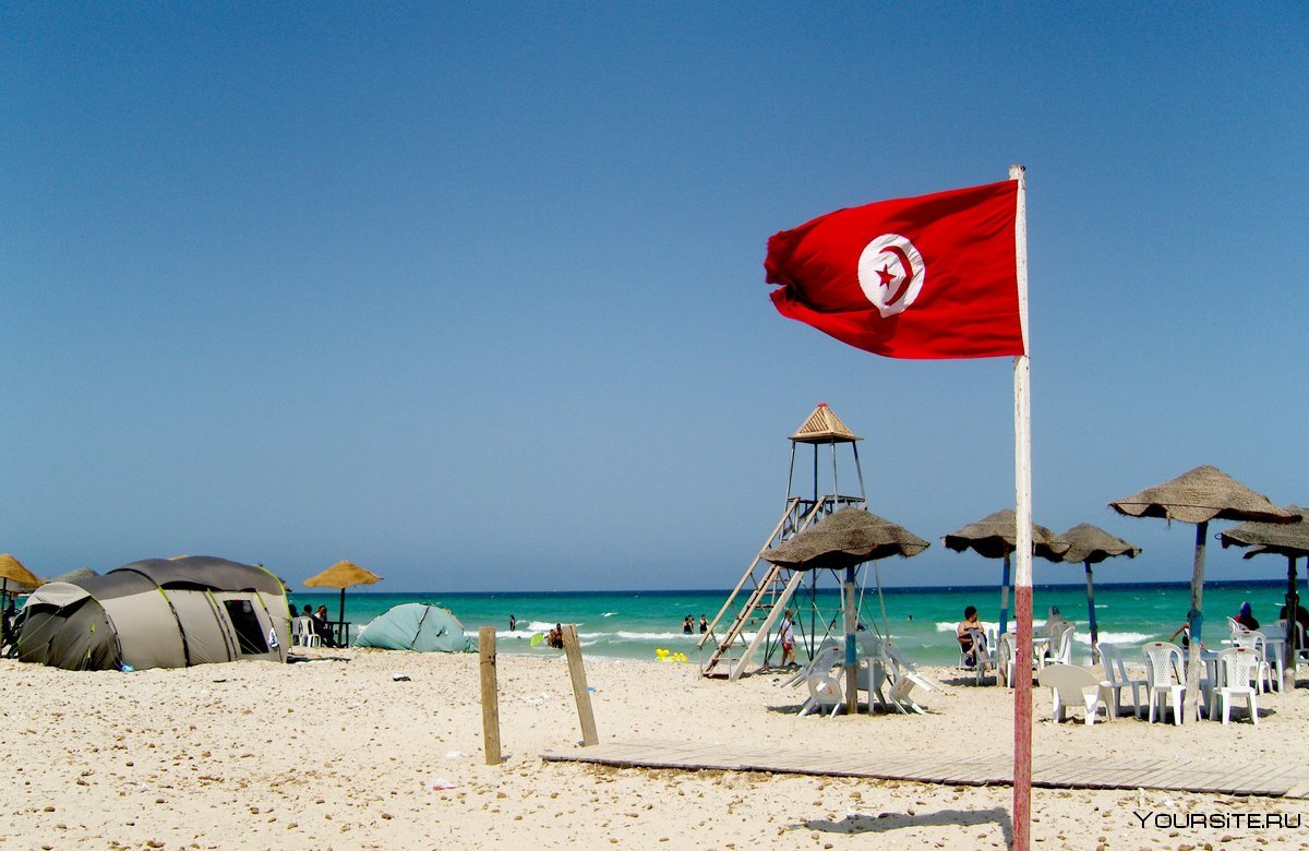 Пляж Туниса с флагом
