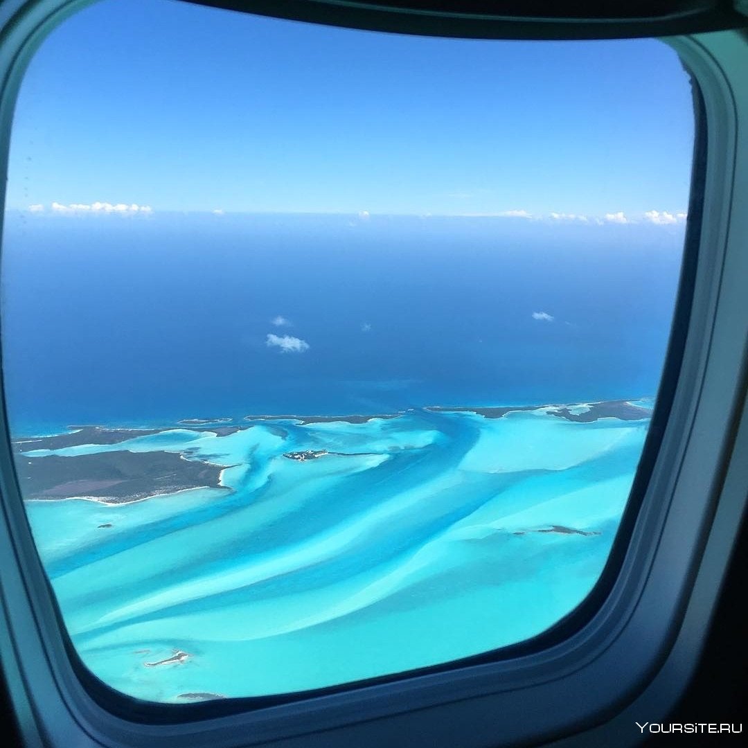 Вид из окна самолета на море