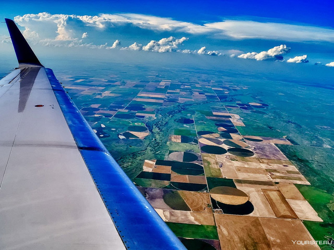 Стремительный полет самолета вниз. Аэропорт Джона Кеннеди из иллюминатора. Вид с самолета на землю. Вид из иллюминатора самолета. Вид из окна самолета.