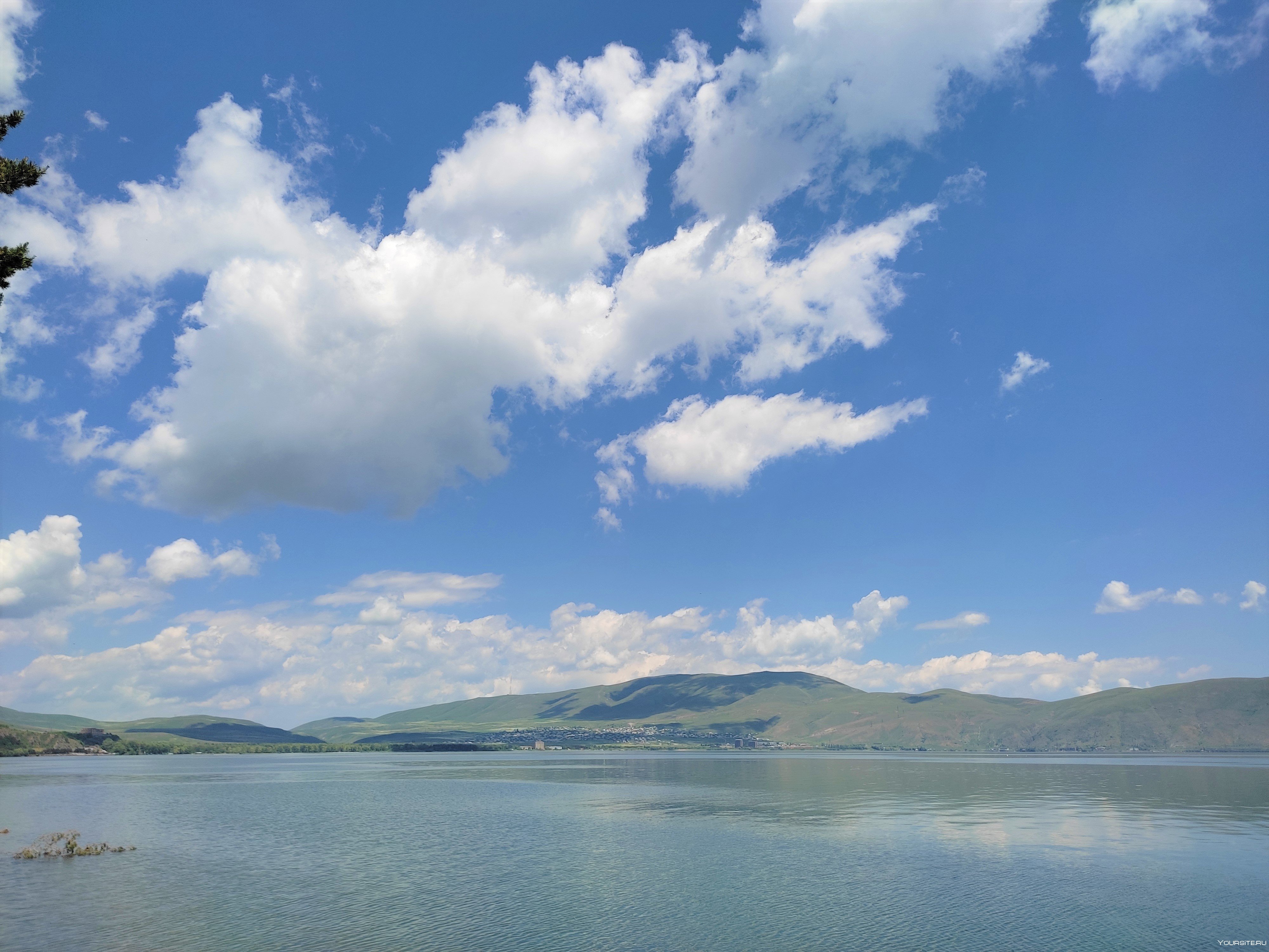 Глубина озера севан. Озеро Севан. Озера Севан, национальный парк. Национальный парк Сева. Национальный парк Севан Армения.