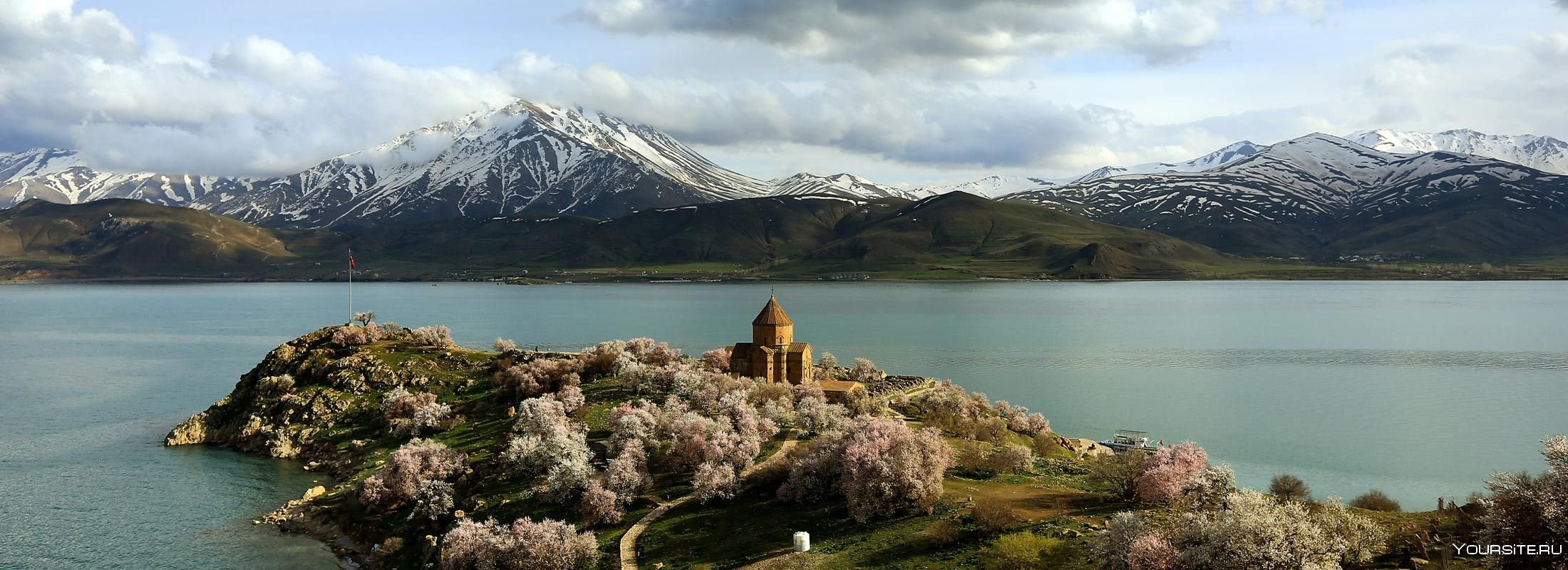 Моря закавказья. Природа Армении озеро Севан. Озеро Севан озеро Ван. Армения горы Севан. Гора Арарат и озеро Севан.