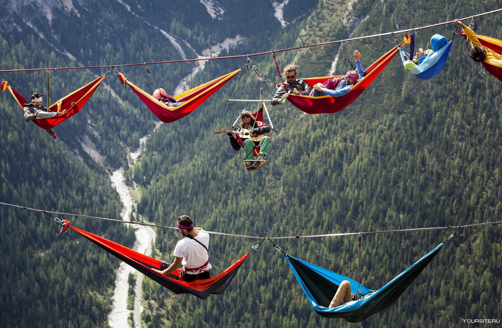 Adventure net. International Highline meeting, Монте Пиана, Италия. Фестиваль Highline meeting в Италии. Гамак в горах. Экстремальный туризм.