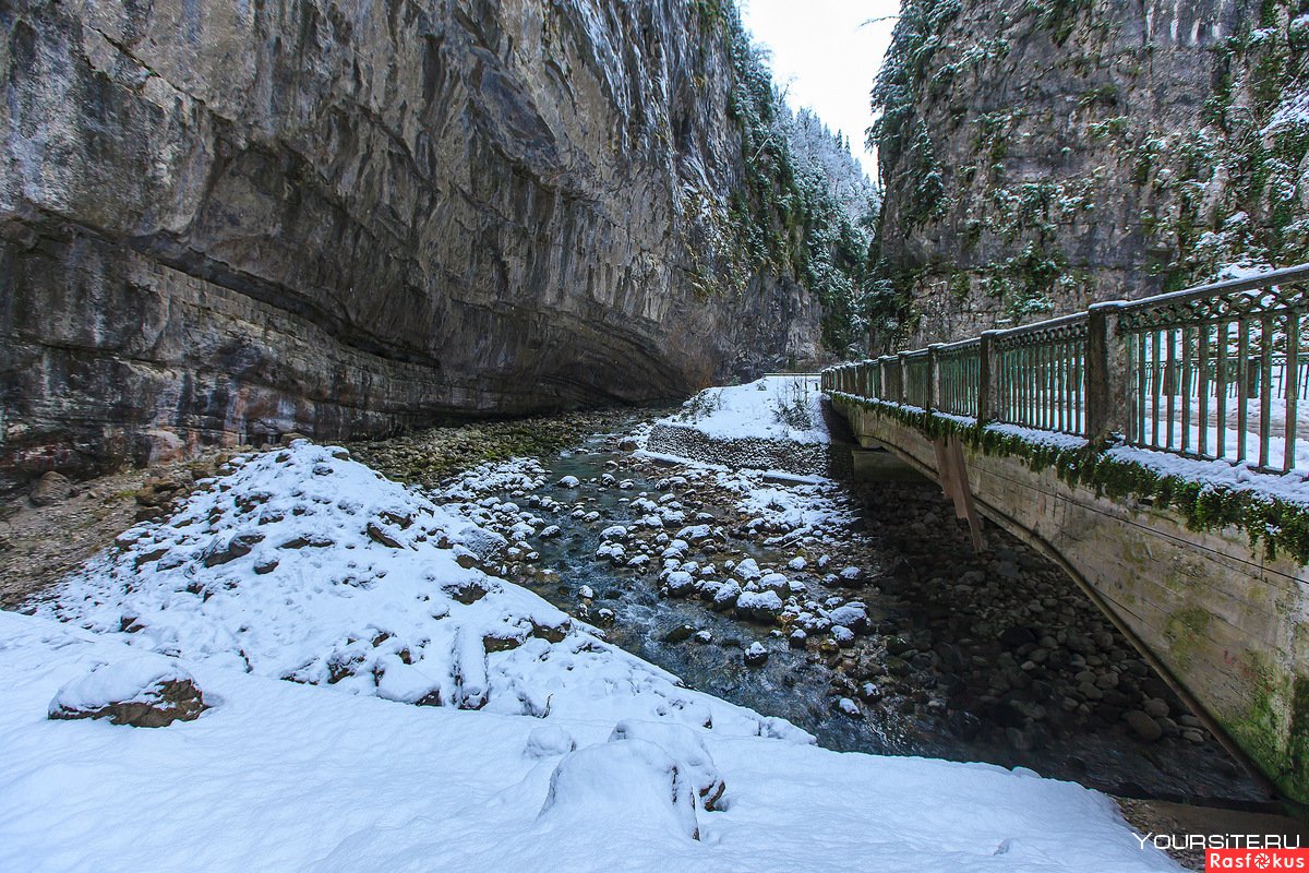 Озеро Рица замерзло