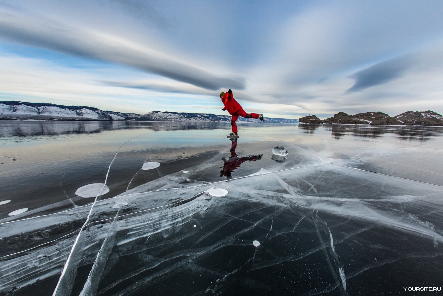 Шагающий лед. Коньки на льду Байкала. Каток на льду Байкала. Каток на озере Байкал. Озеро Байкал на коньках.