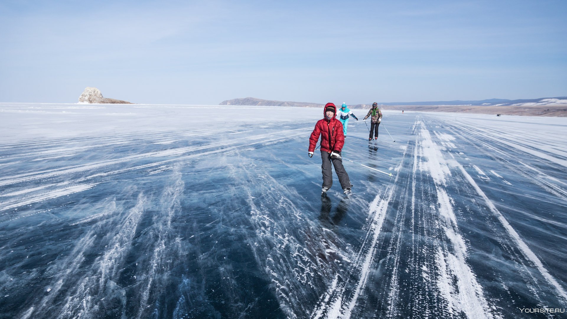 Толщина льда для катания. Озеро Байкал зимой. Лед Байкала. Прозрачный лед Байкала. Прозрачный лед на озере.