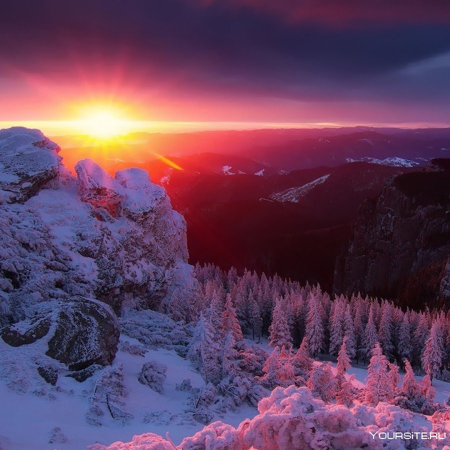 Рассвет в горах зимой