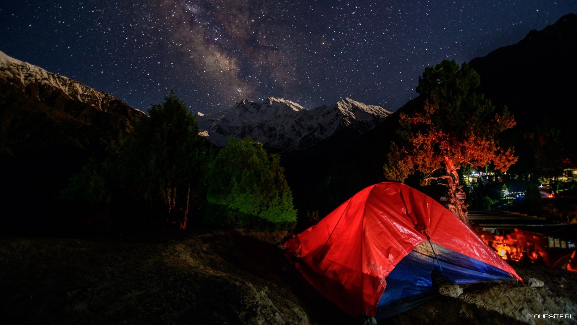 Night camp. Палатка ночью. Палатка в лесу ночью. Кемпинг ночью. Обои палатка ночью.