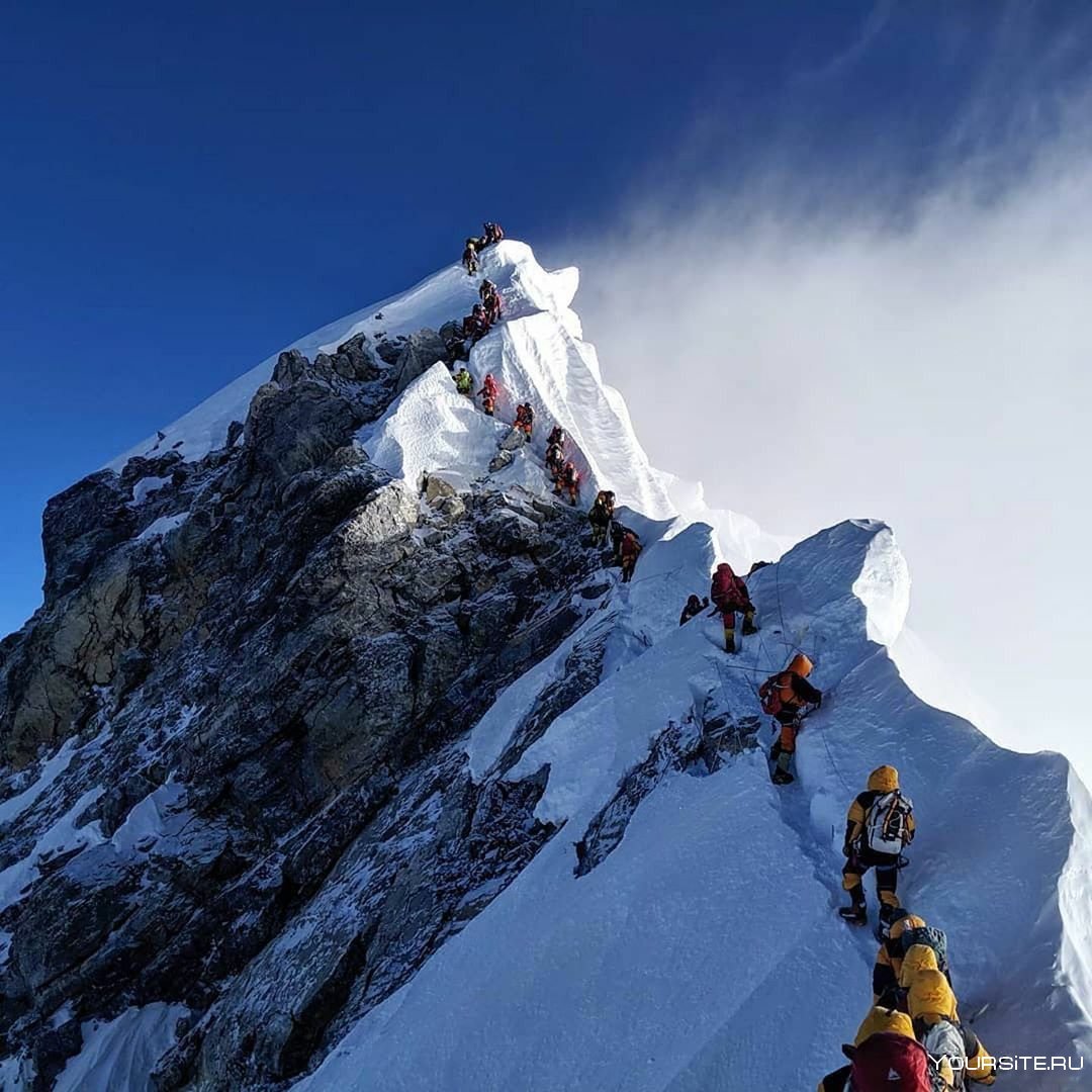 Сколько по времени подниматься на эверест. Очередь на Эверест 2019. Пробка на Эвересте 2019. Восхождение на Эверест. Очередь альпинистов на Эверест.