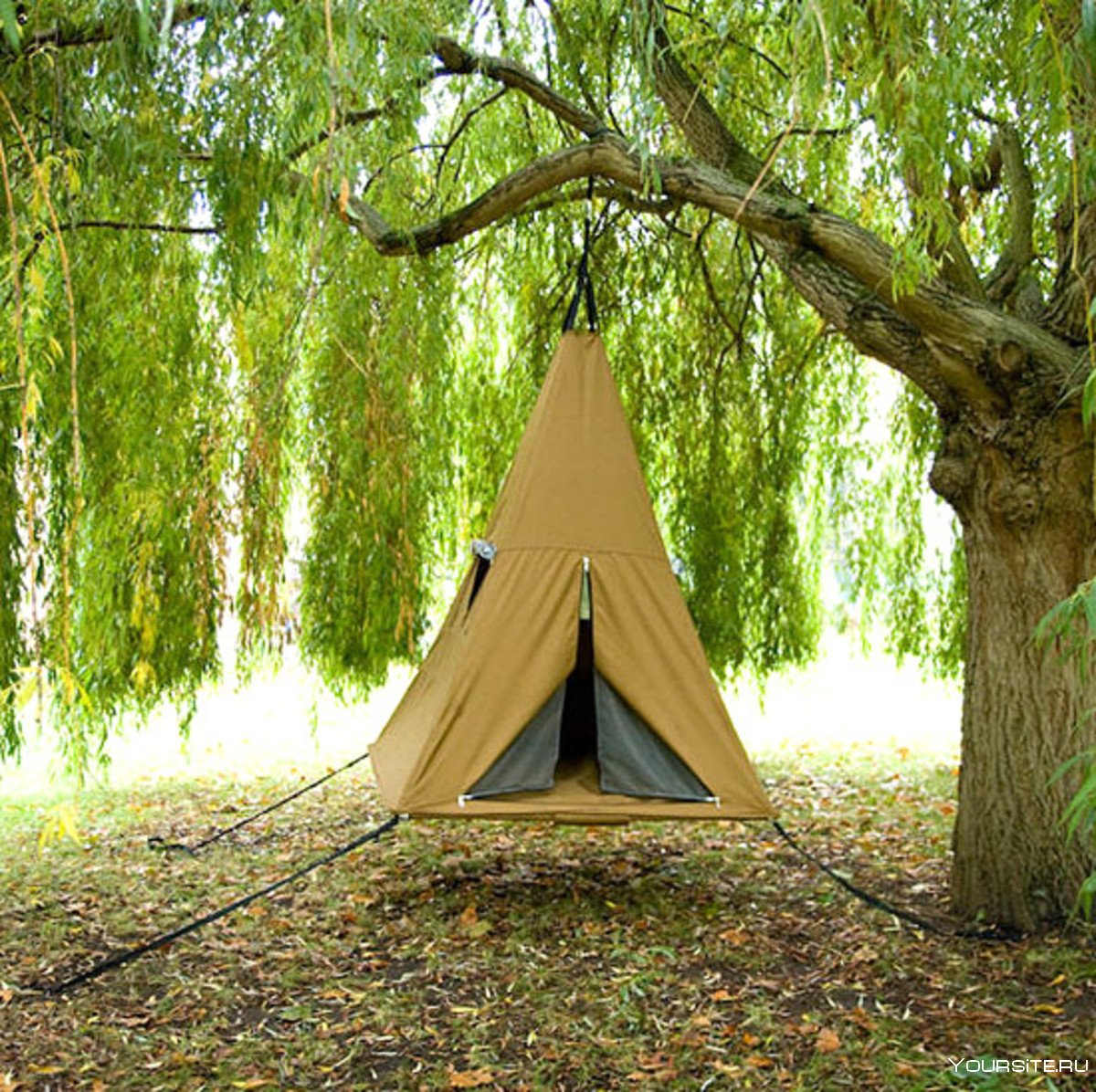 Подвесная палатка в лесу