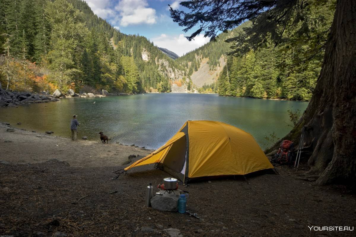 Куда можно отдохнуть. Кемпинг «ААК-теленгит». Поход с палатками. Место для похода. Палатка у озера.