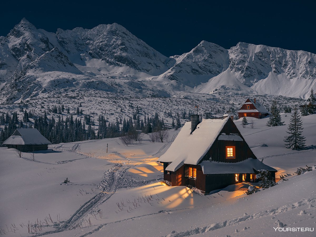 Заснеженный домик в горах