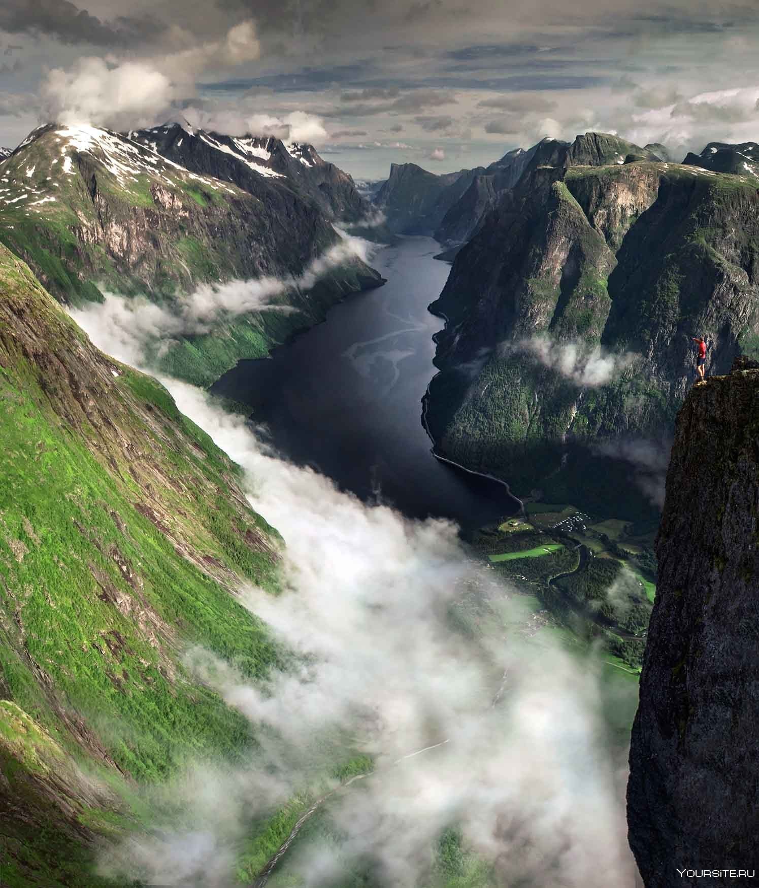 Норвегия самая. Фьорды Норвегии. Фьорды Норвегия красота. Фьорд Исландии гора. Горы Max Rive.