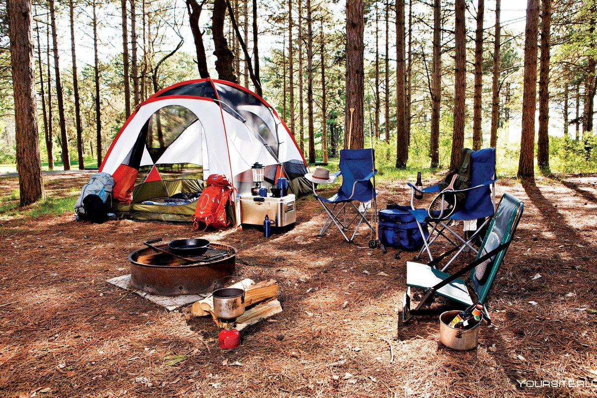 стол на природе с палатками