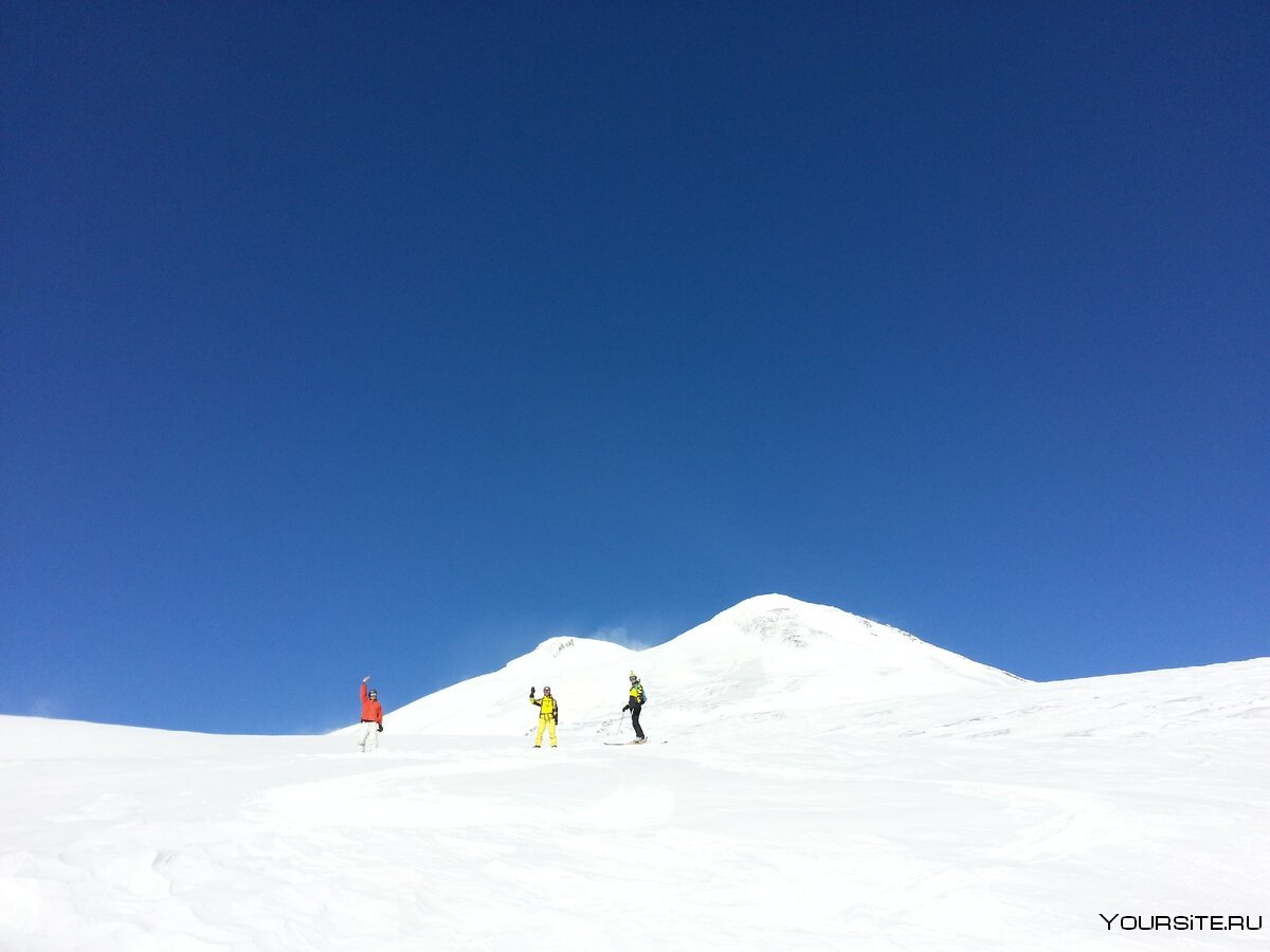 Лыжники на Эльбрусе