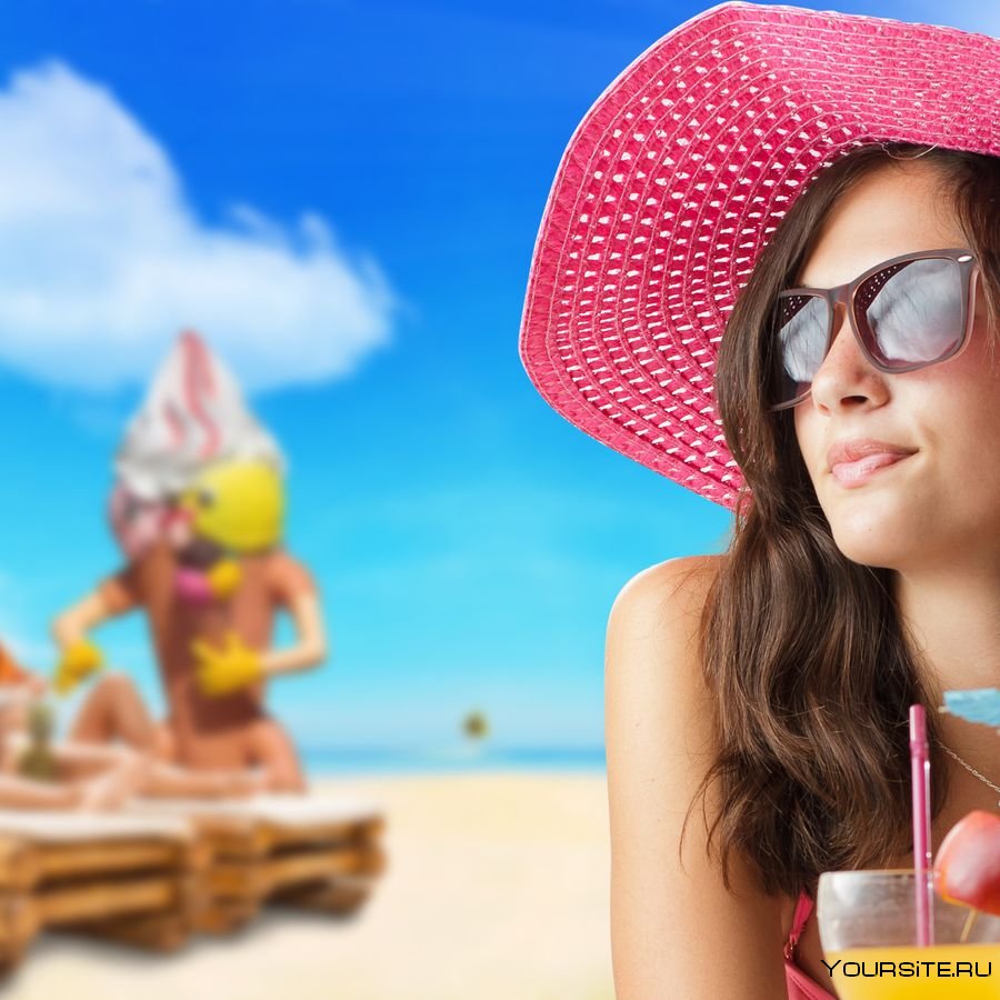 Девушка на пляже с коктейлем