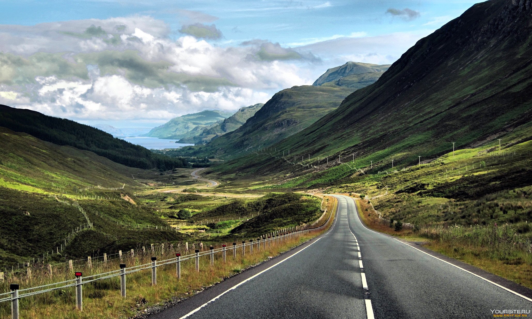 Красивая дорога видео. Nc500 Шотландия. North Coast 500. Хайленд Шотландия дороги. Шотландия природа дорога Извилистая.