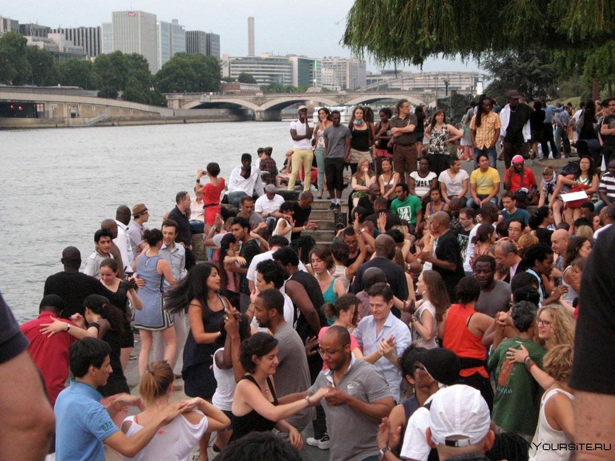 Толпы туристов в Париже