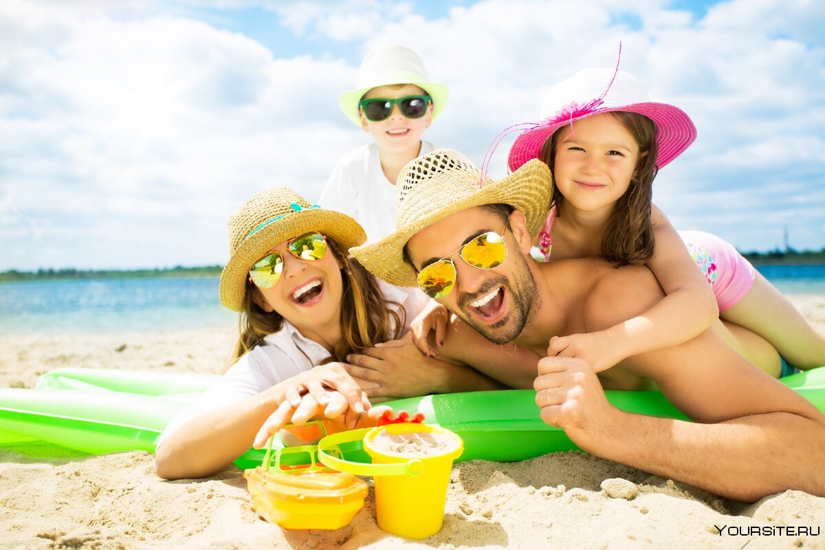 Тур на выходные на море. Лето пляж. Веселые люди на пляже. Семья на пляже. Лето отпуск море семья.