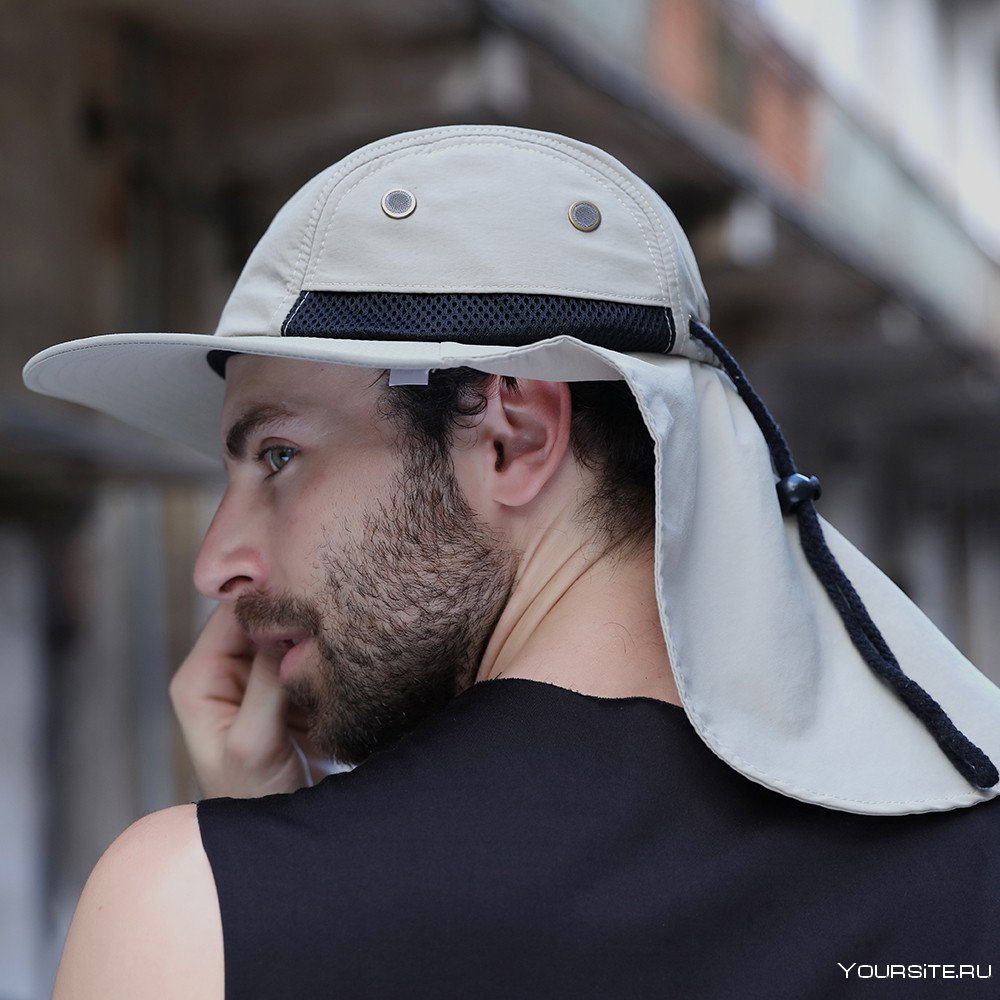 Парень на море в кепке