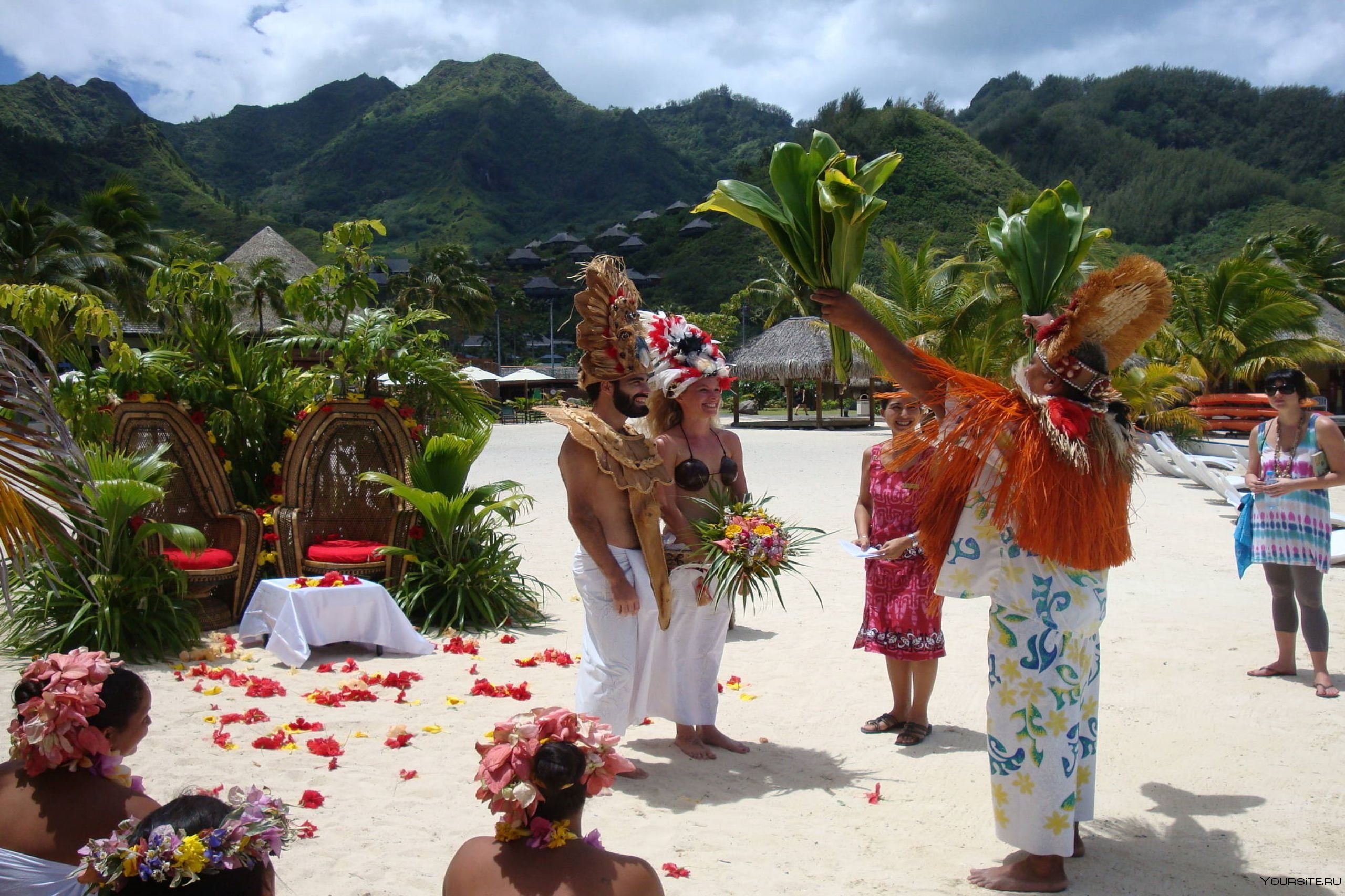 Гавайский туристический и культурный центр. Таити французская Полинезия. Папеэте французская Полинезия. Французская Полинезия жители острова Таити. Гавайи Полинезия.