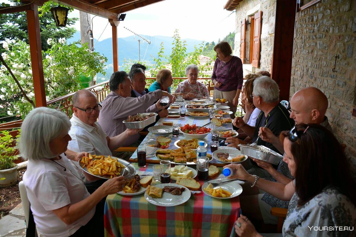 Большая итальянская семья за столом