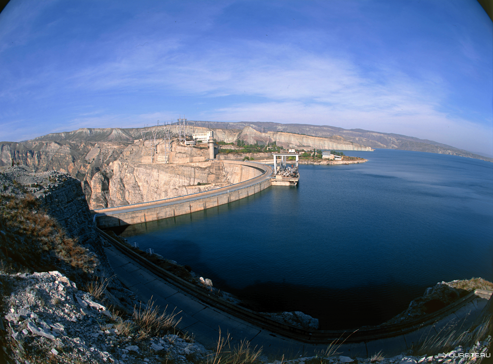 Фотография водохранилища. Чиркейская ГЭС И водохранилище. Чиркейская ГЭС Сулакский каньон. Чиркейское водохранилище в Дагестане. Чиркей ГЭС водохранилище.
