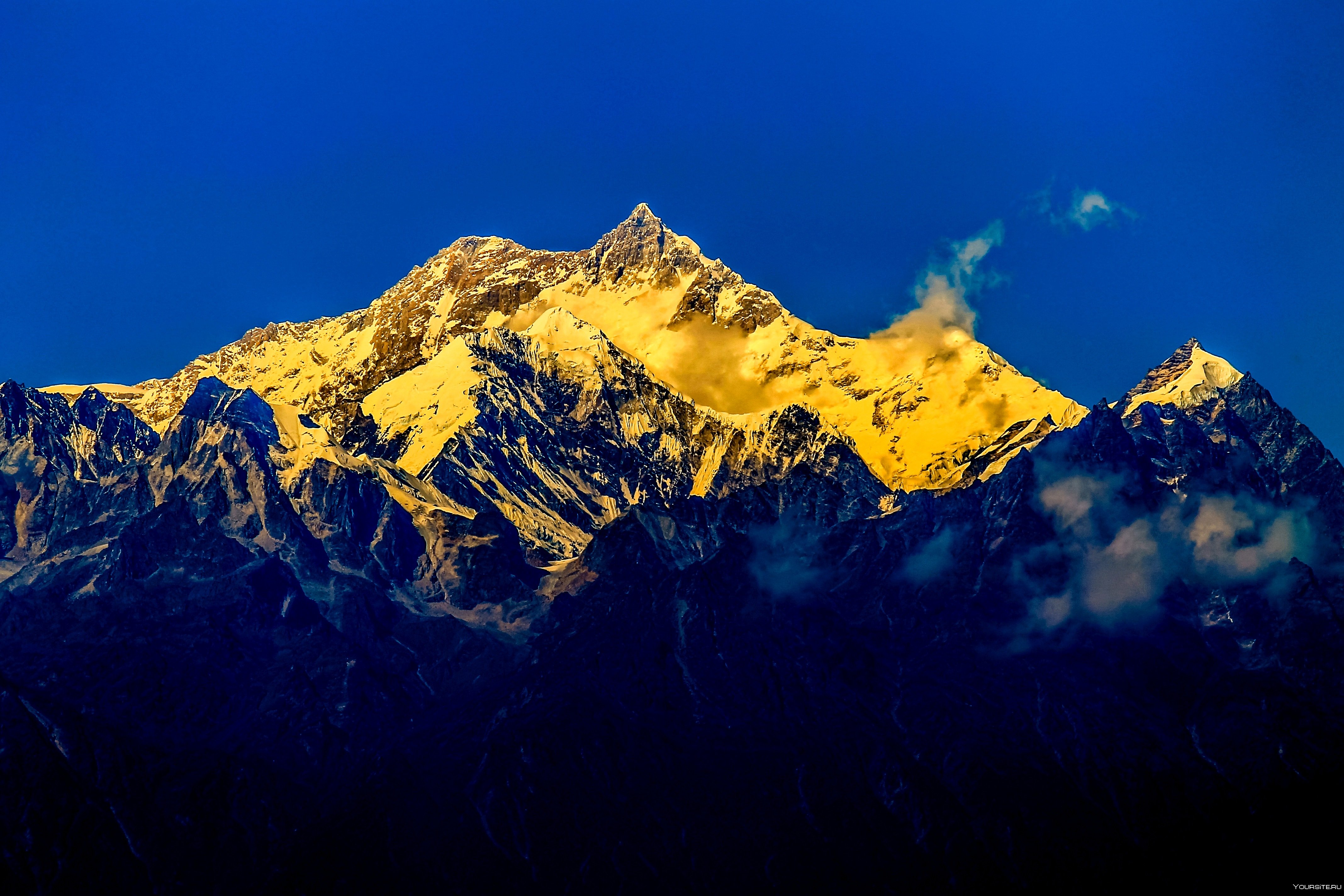 Гималаи направление. Канченджанга Гималаи. Гора Канченджанга Индия. Горный массив Канченджанга. Вид на гору Канченджанга.