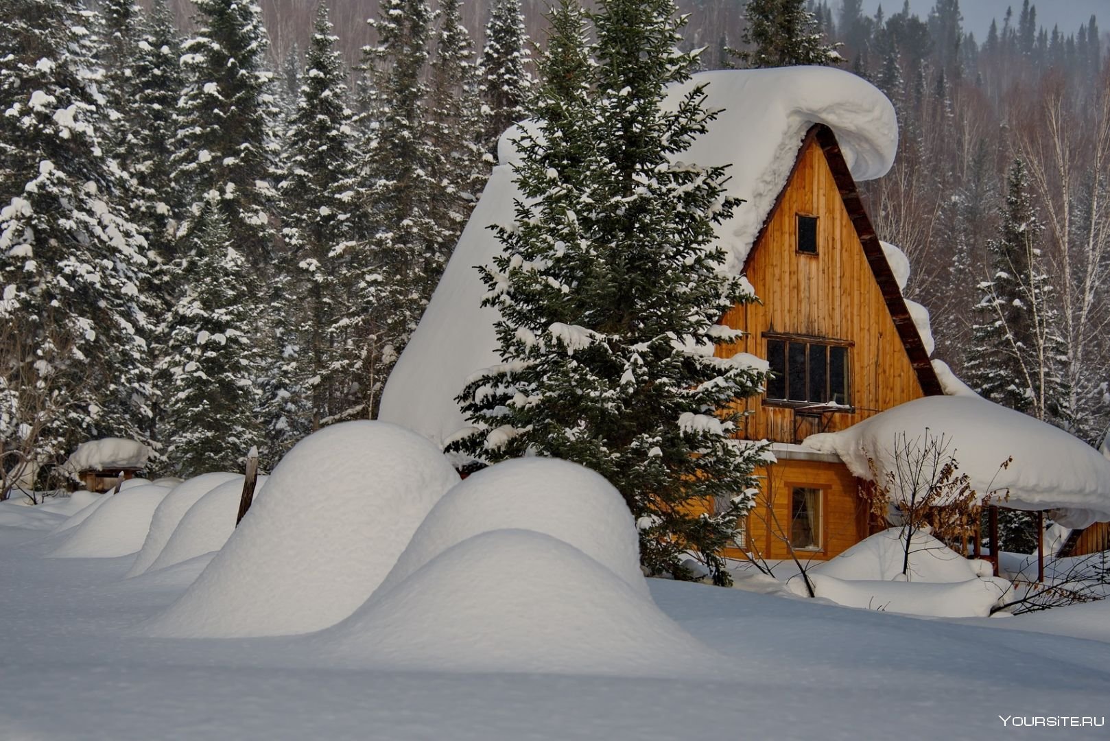 Снежка домики. Зимний домик. Заснеженный домик. Домик в снегу. Домик в зимнем лесу.